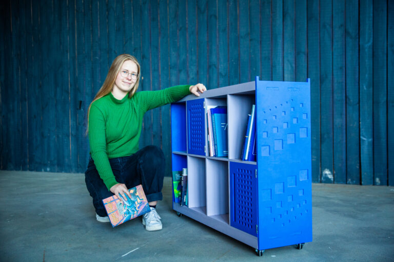 Studentė su knygų lentyna