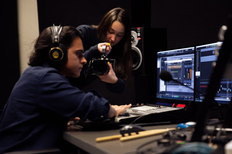 Studentai įrašų studijoje