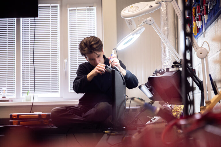 Studentas gamina šviestuvą