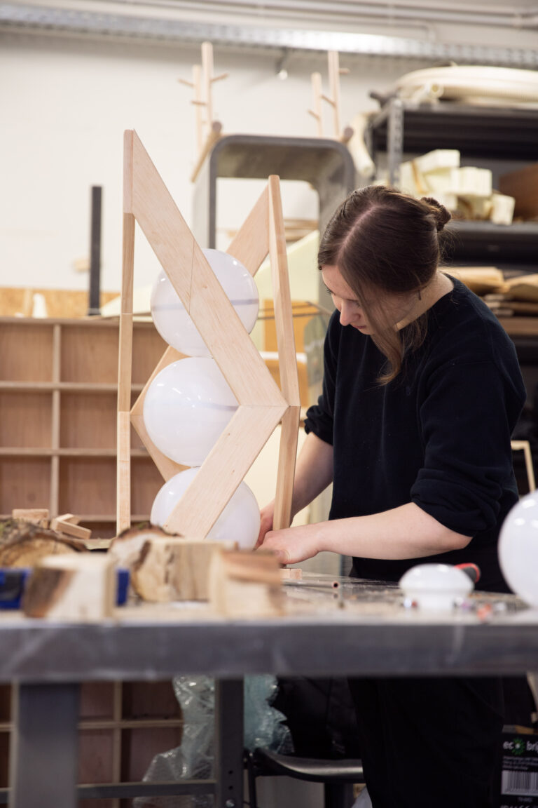 Studentė gamina šviestuvą