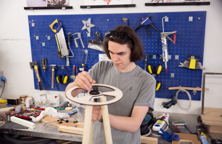 Studentas gamina šviestuvą