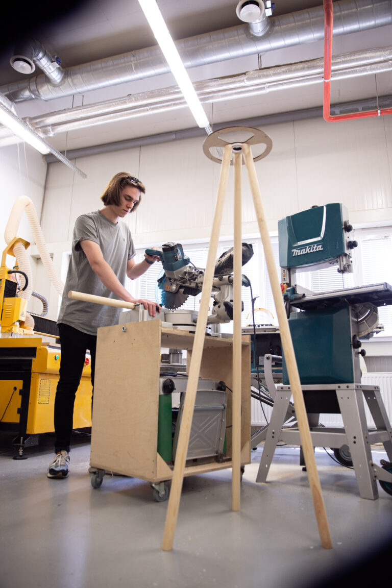 Studentas gamina šviestuvą