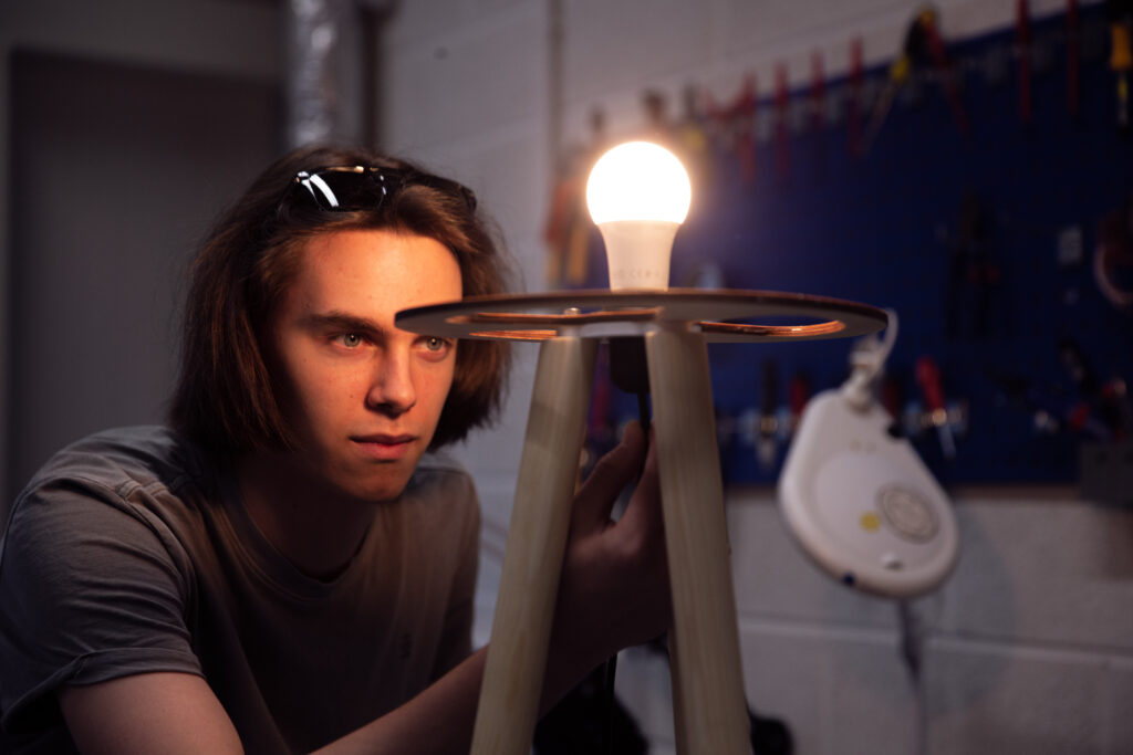 Studentas gamina šviestuvą