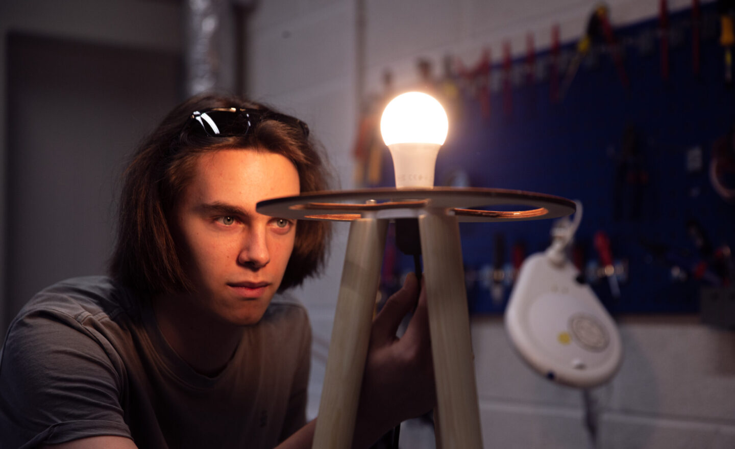 Studentas gamina šviestuvą