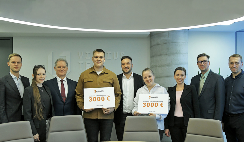 Transporto inžinerijos fakuleteo studentai laiko 3000 eurų stipendijos lapelius