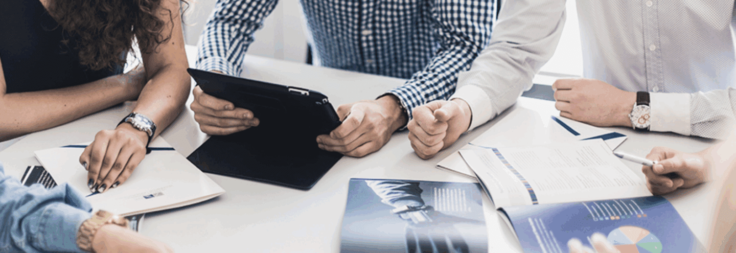 Studentai skaito straipsnius