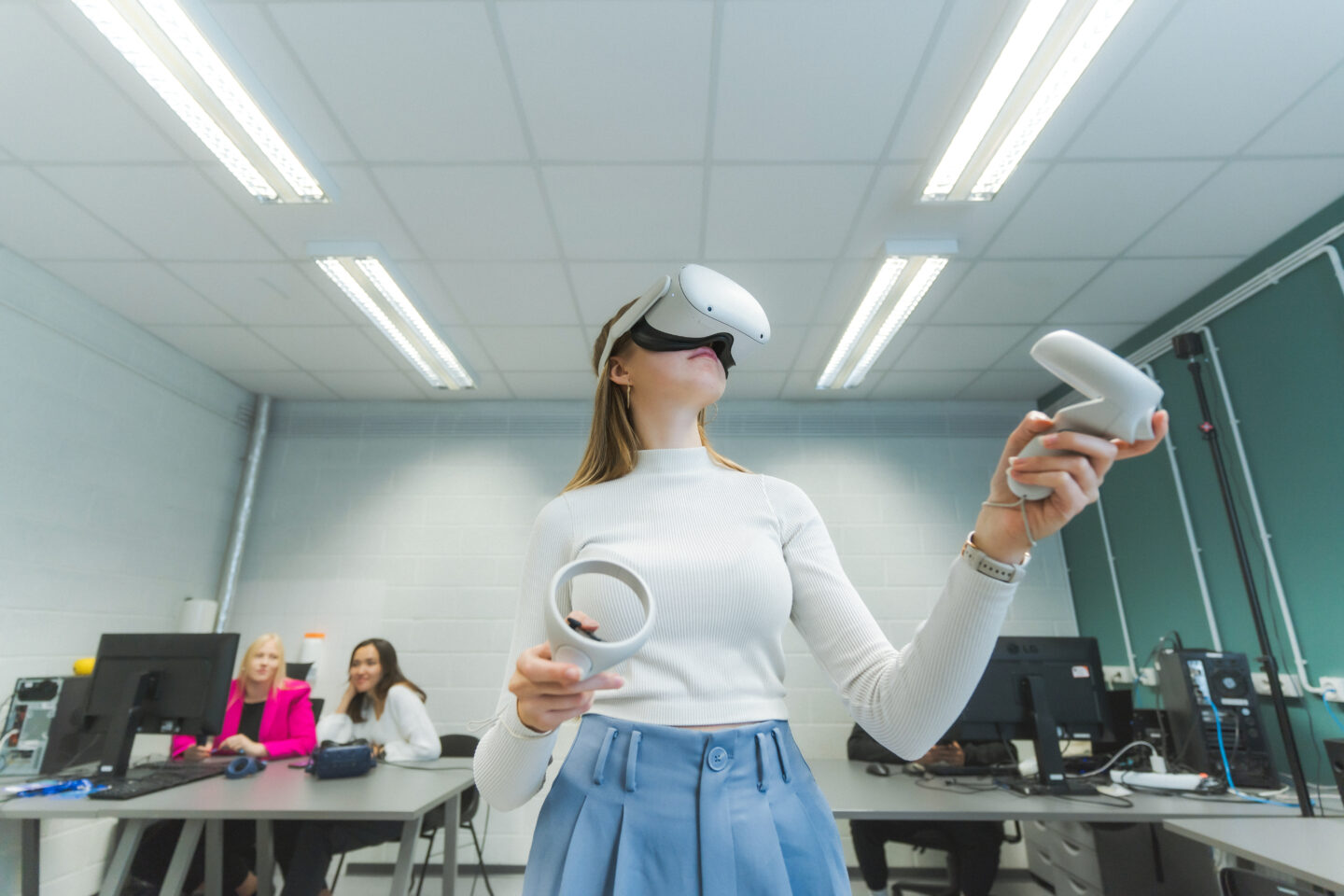 Studentė su virtualios realybės akiniais