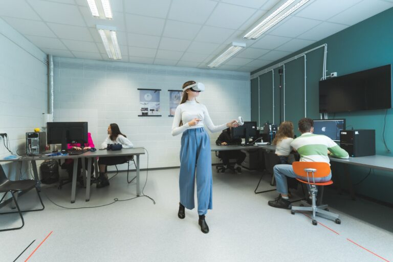 Studentai LinkMenyse su virtualios realybės akiniais