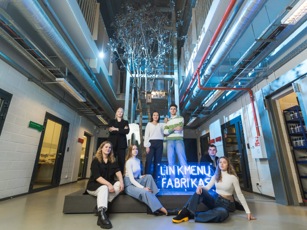Studentai LinkMenų fabrike
