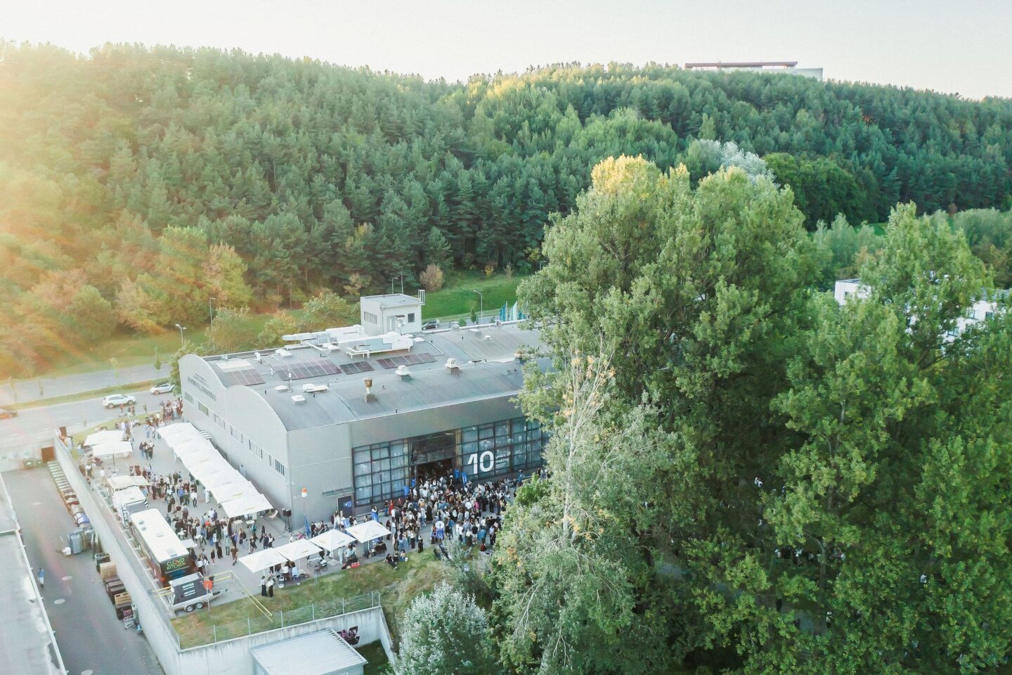 LinkMenų fabrikas iš drono