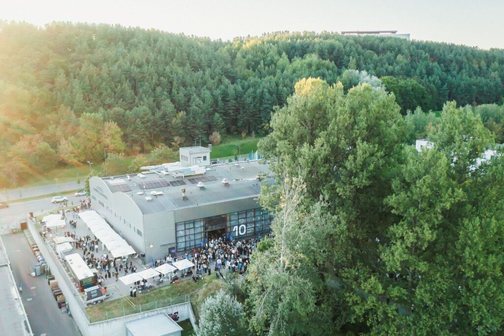 LinkMenų fabrikas iš drono
