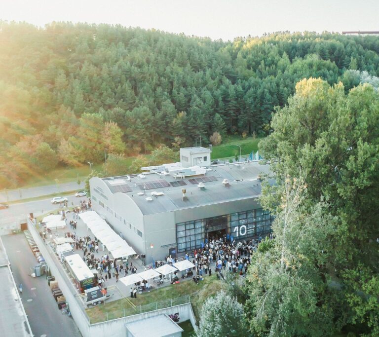 LinkMenų fabrikas iš drono