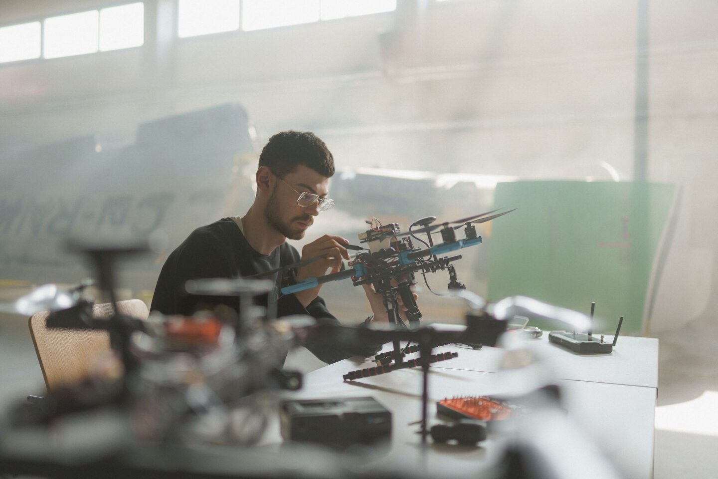 Žmogus remontuoja droną