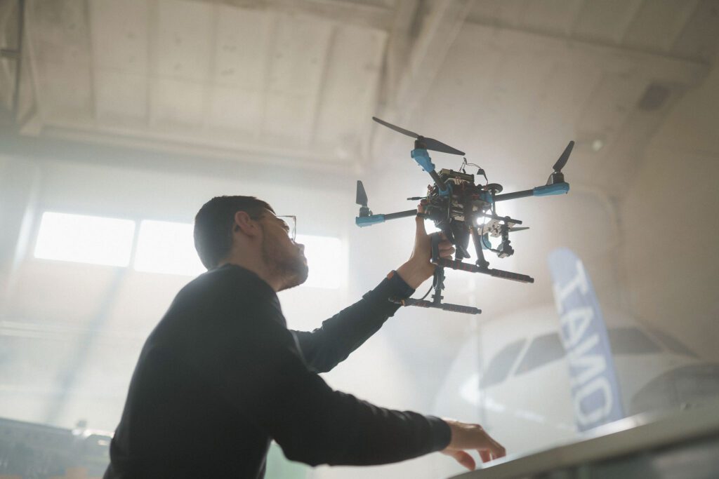 Žmogus laiko droną