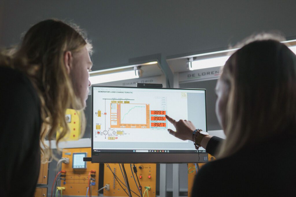 Studentai laboratorijoje