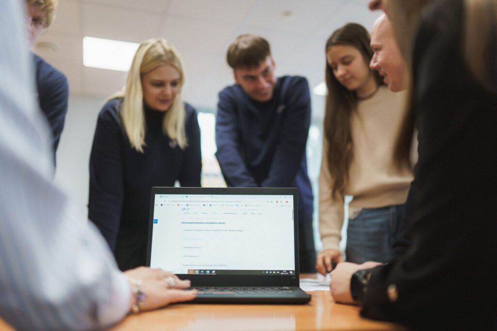 Studentai bibliotekoje
