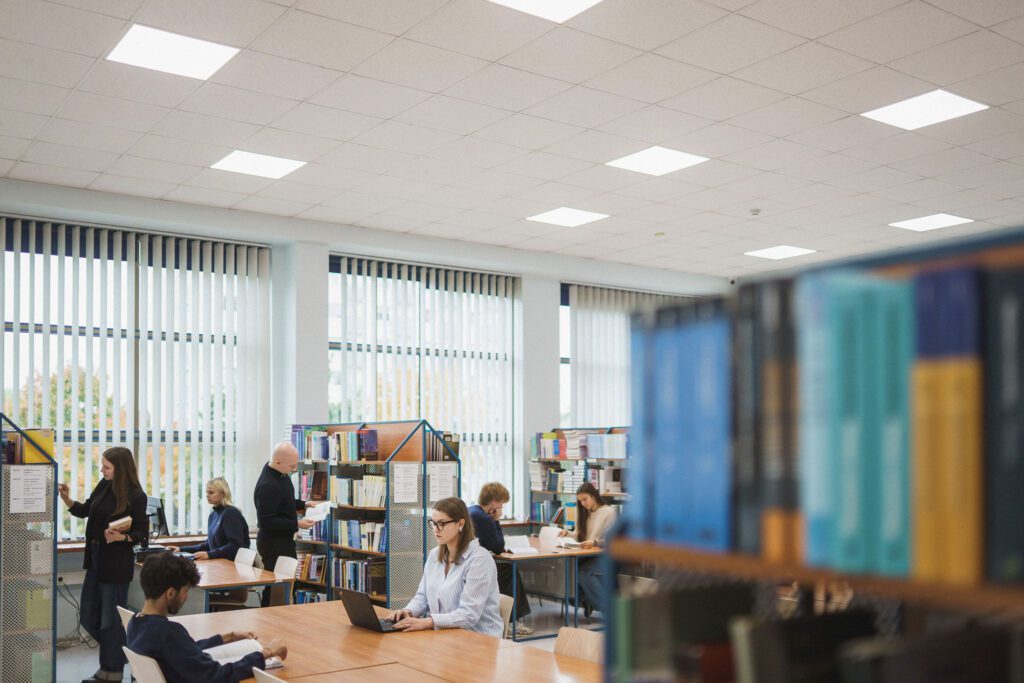 Studentai bibliotekoje