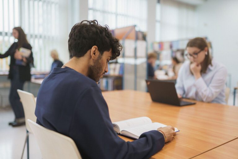 Studentai bibliotekoje