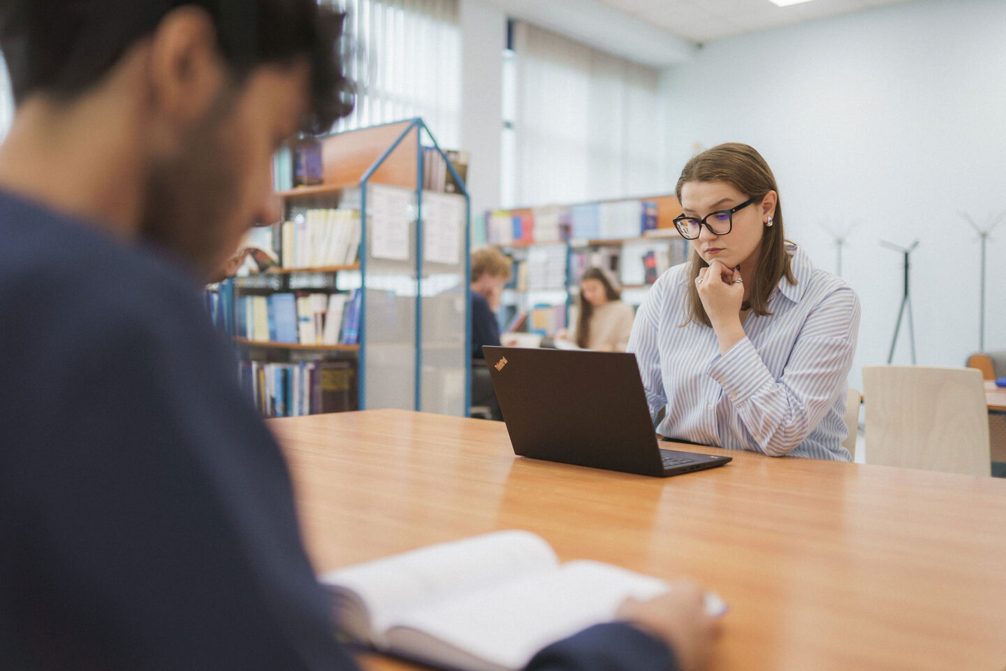 Studentai dirba kompiuteriais