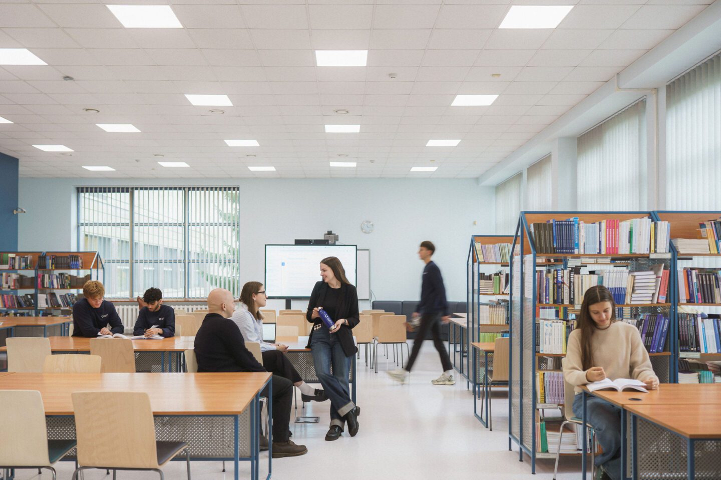 Studentai bibliotekoje