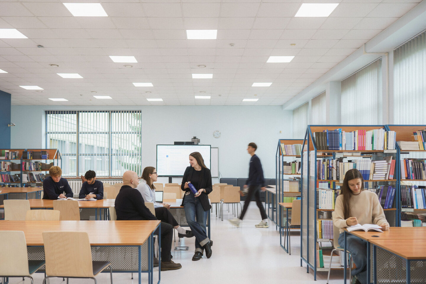 Studentai bibliotekoje