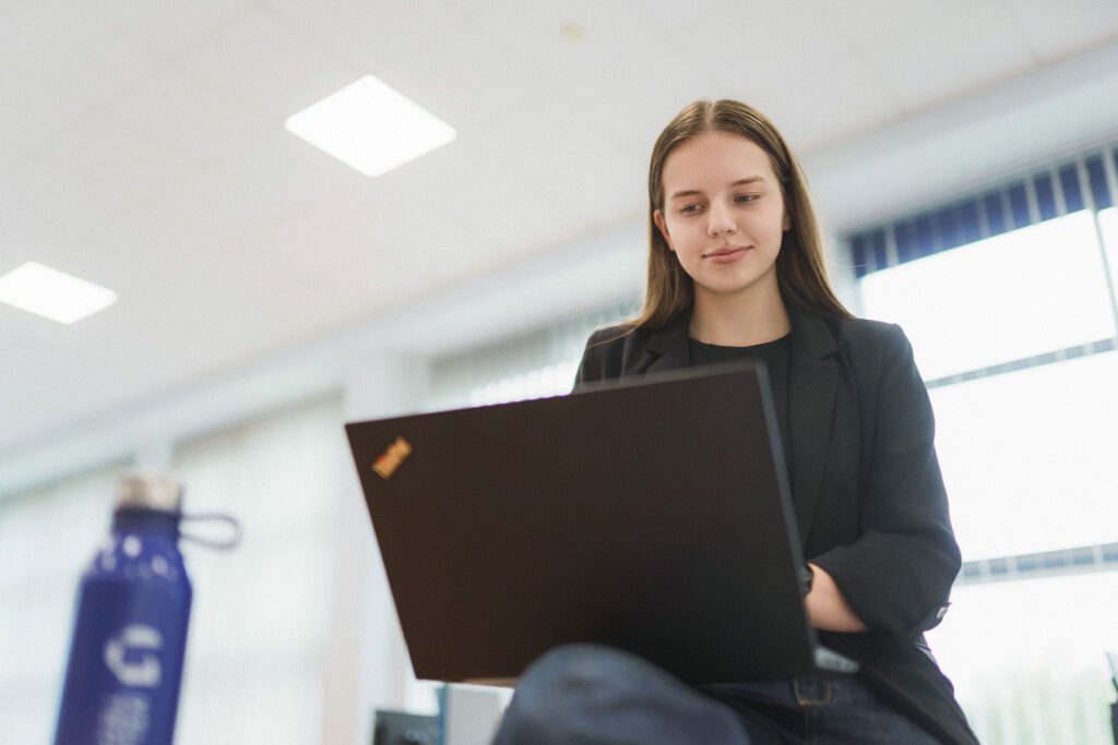 Studentė su kompiuteriu
