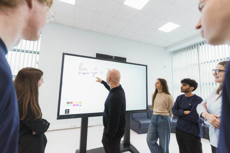 Studentai rašo išmaniajame ekrane