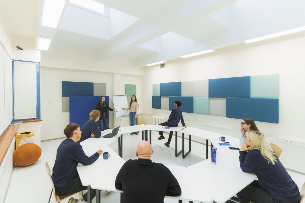 Studentai bibliotekoje