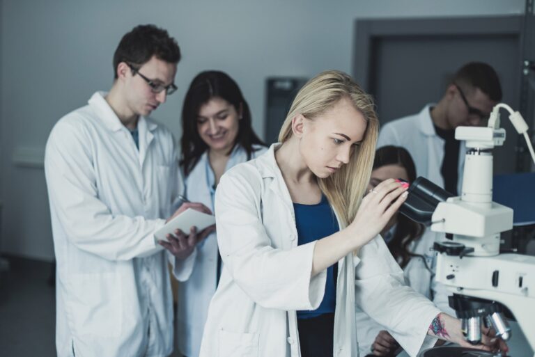 Studentai laboratorijoje