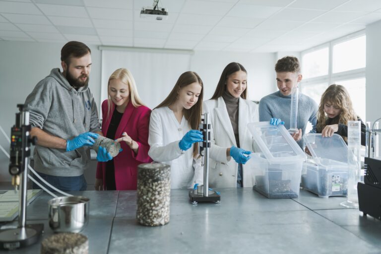 Sturentai laboratorijoje