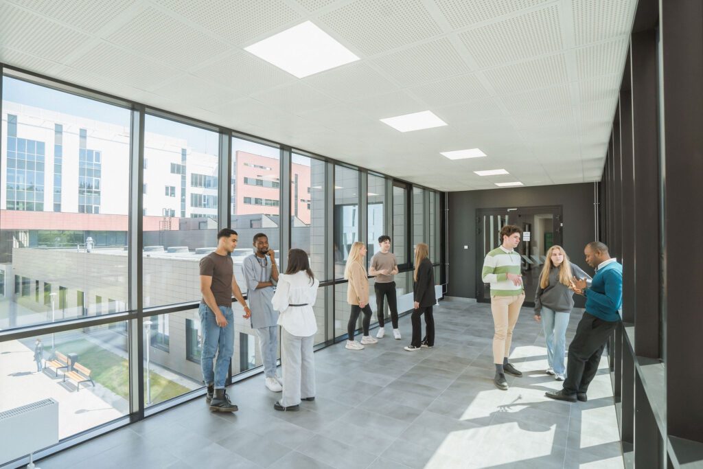 Studentai koridoriuje