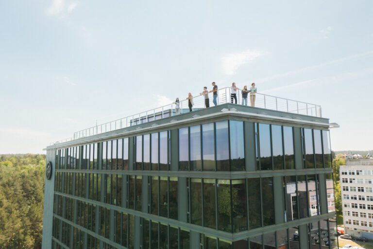 Studentai ant pastato stogo