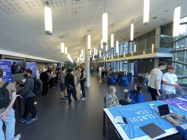 Žmonės universiteto koridoriuje