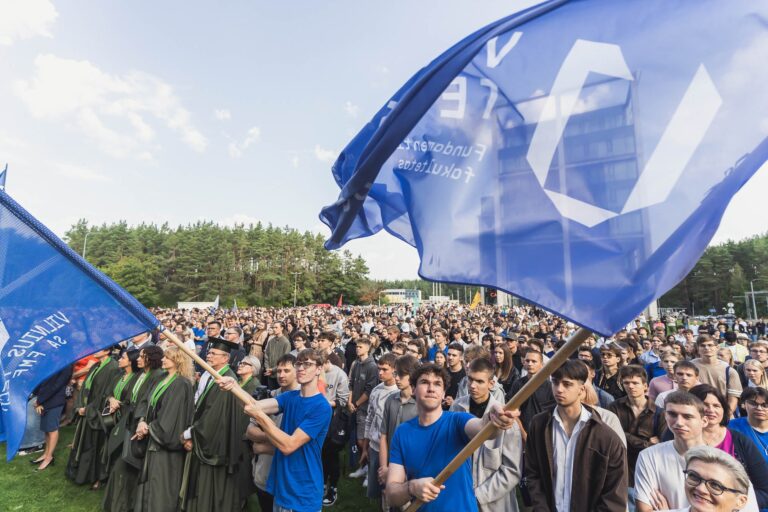 Studentai su vėliavomis