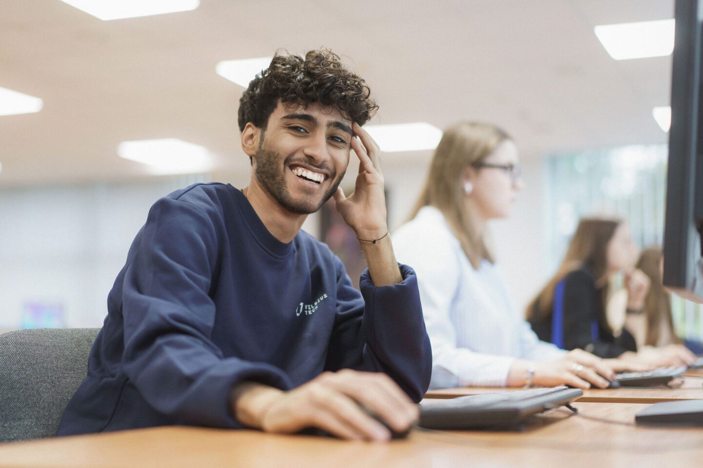 Studentai dirba kompiuteriais