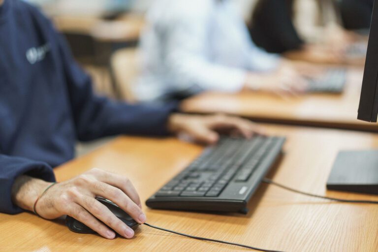 Studentas rašo klaviatūra