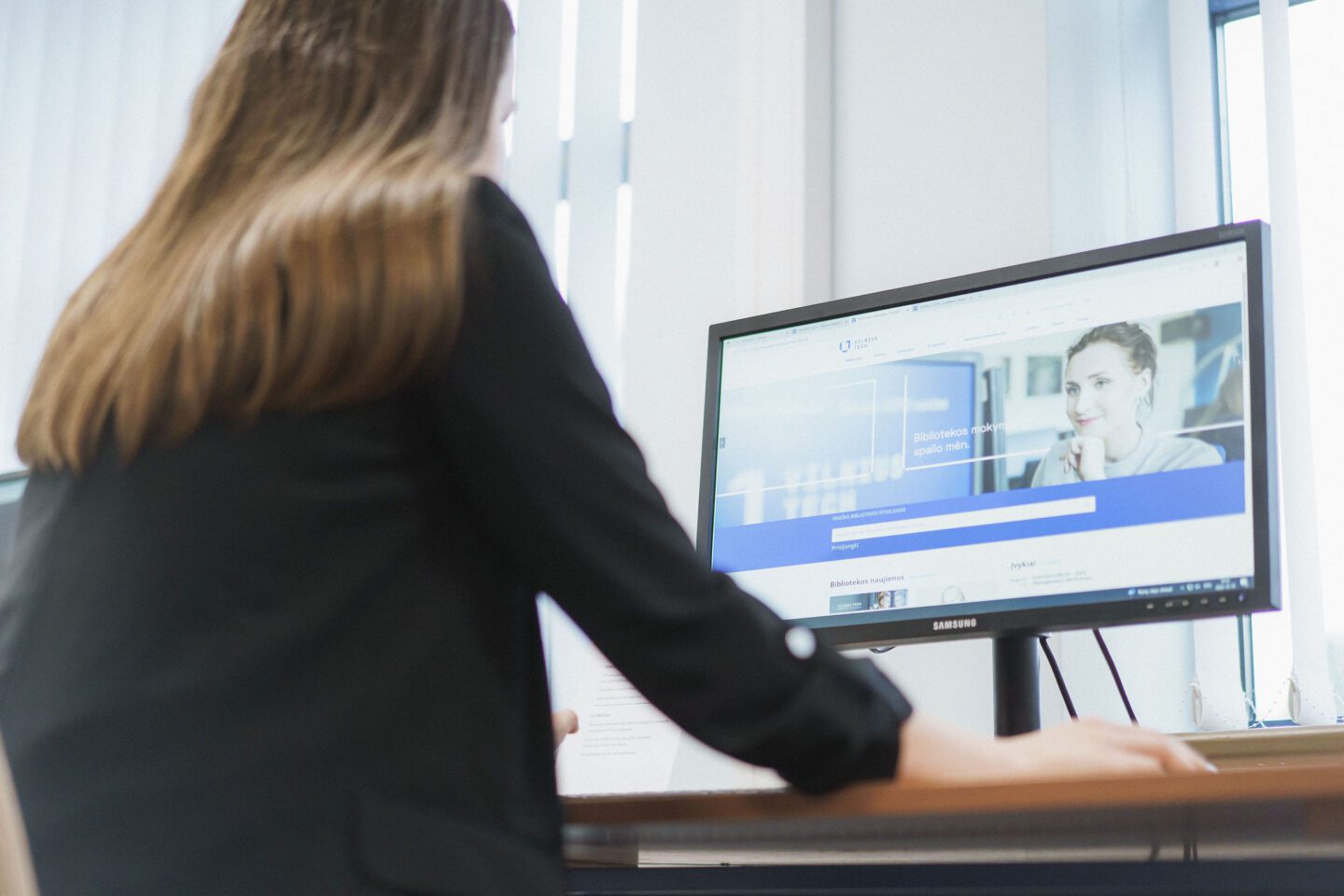 Studentė prie kompiuterio