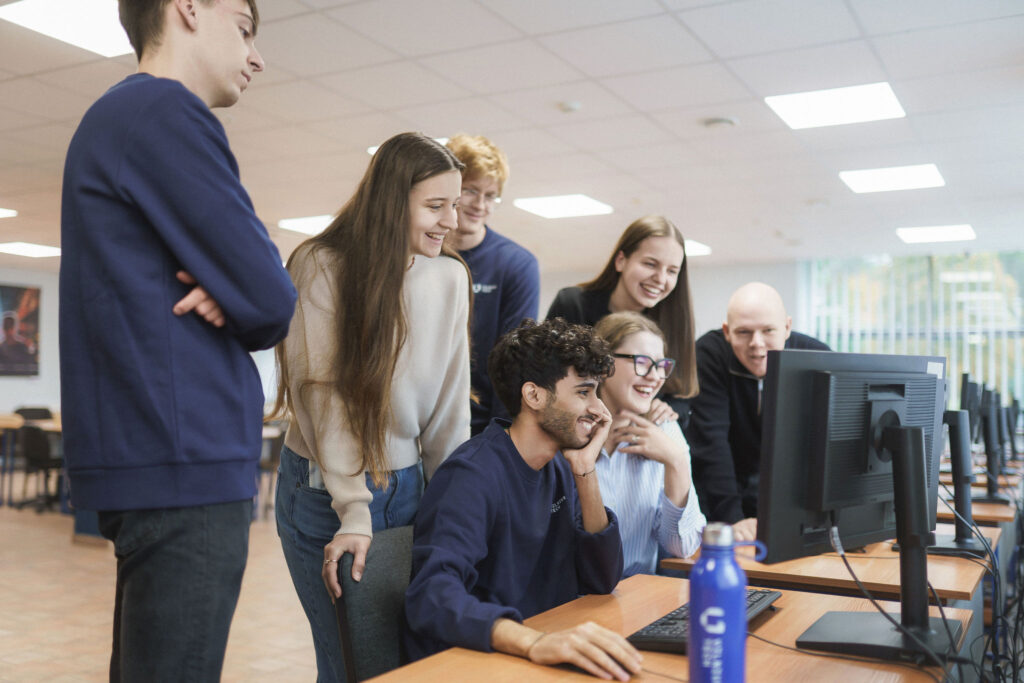 Studentai bibliotekoje