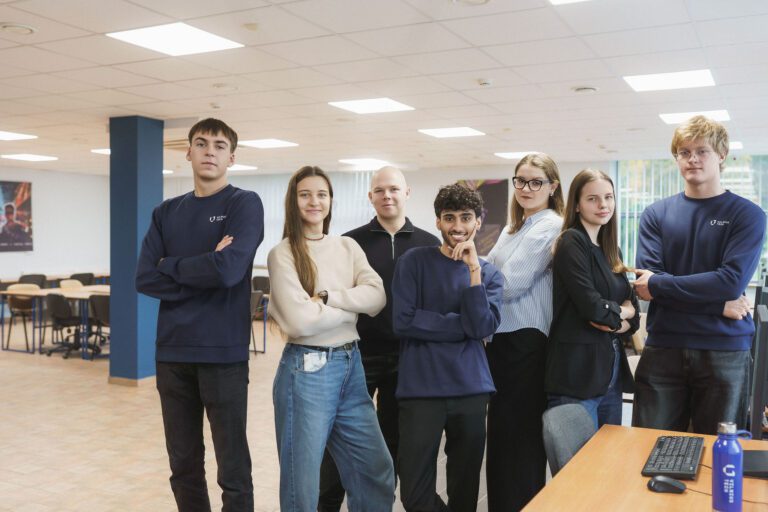 Studentai bibliotekoje