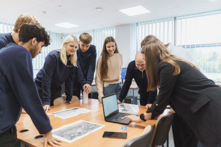 Studentai prie kompiuterio