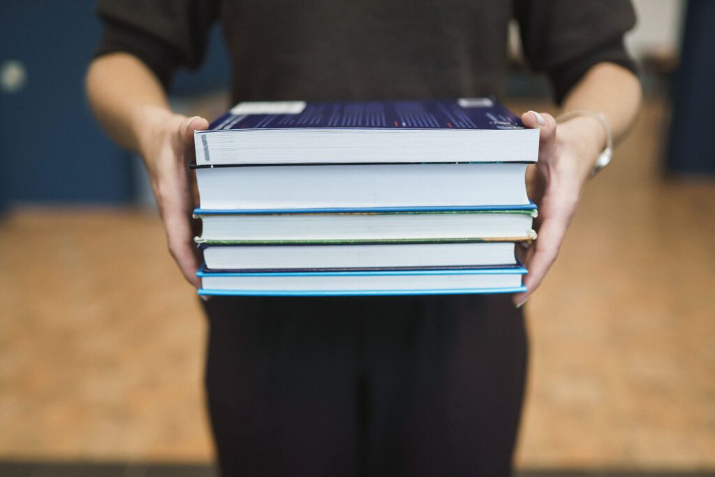 Studentė laiko knygas