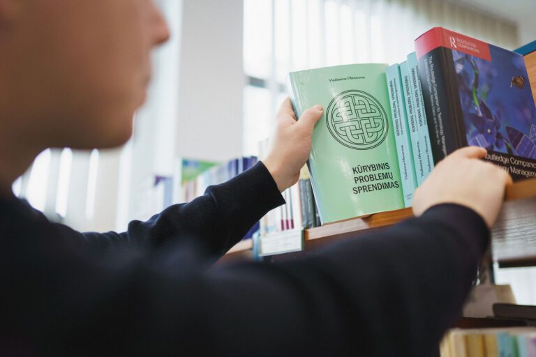 Studentas ima knygą