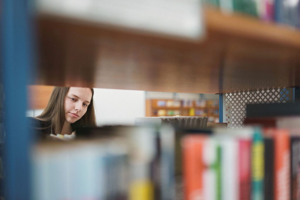 Studentai bibliotekoje
