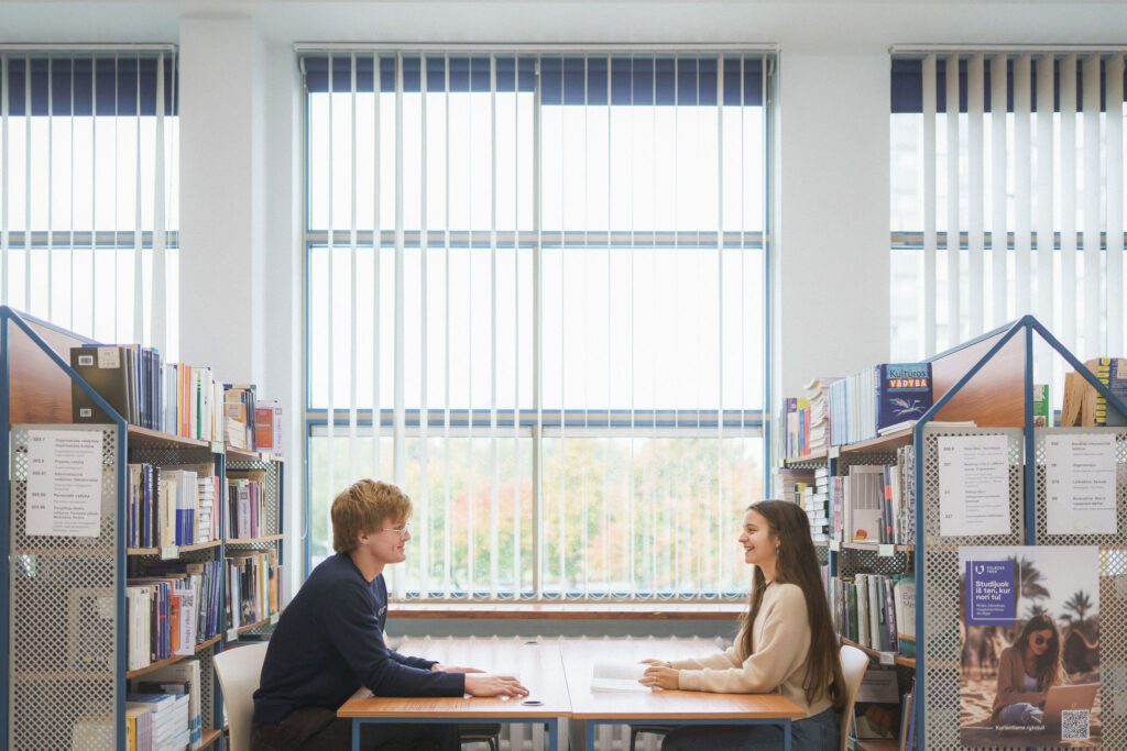 Studentai bibliotekoje