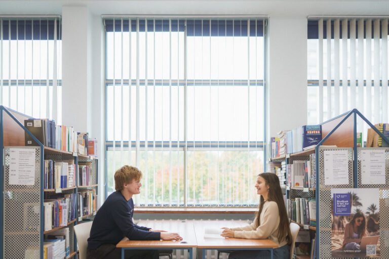 Studentai bibliotekoje
