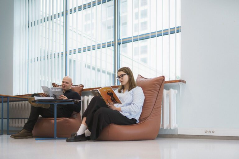 Studentai bibliotekoje