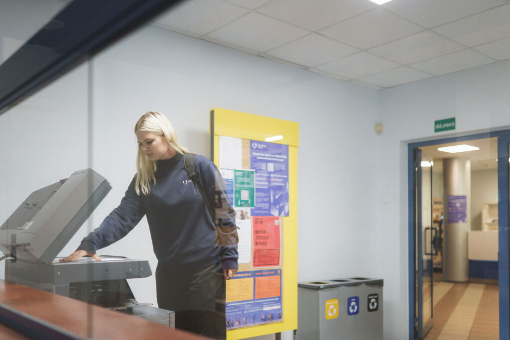 Studentai bibliotekoje