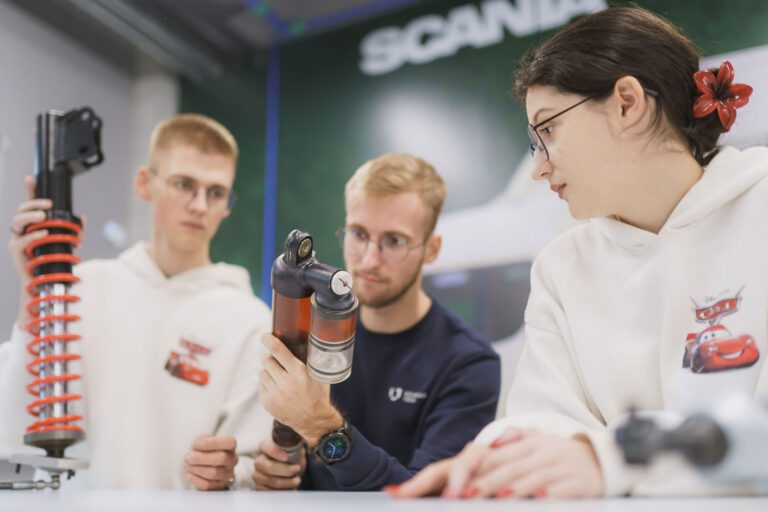 Studentai laboratorijoje