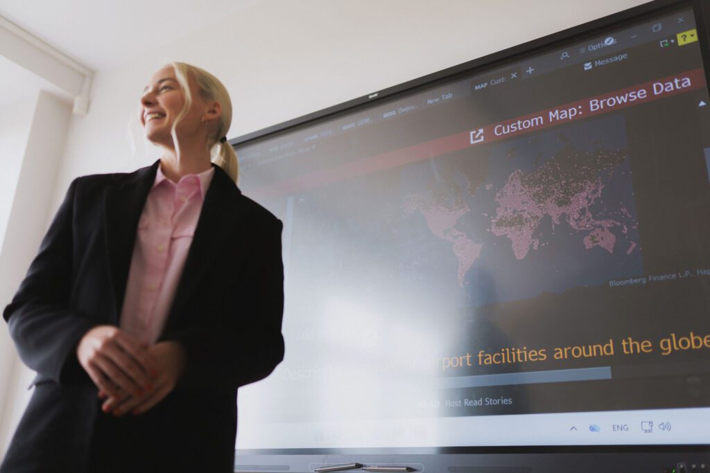 Studentai prie išmaniojo ekrano