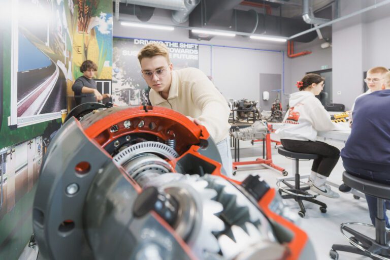 Studentai laboratorijoje